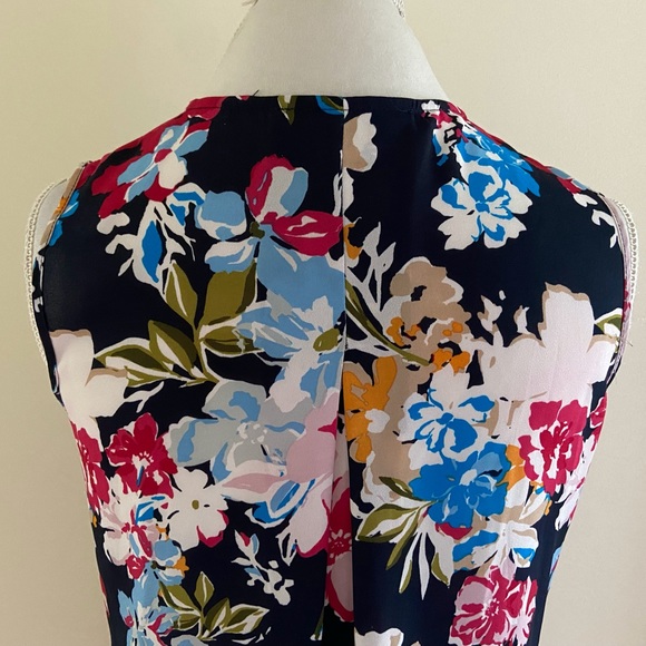 💙Pretty NavyBlue Top w/ Flower Print - Picture 2 of 6